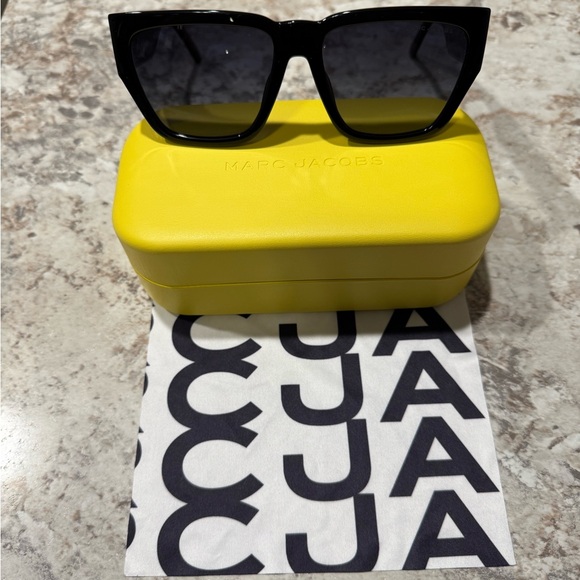 Marc Jacob’s Polarized Sunglasses W Case - Picture 1 of 4